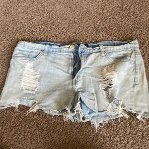 FOREVER 21 DISTRESSED DENIM SHORTS